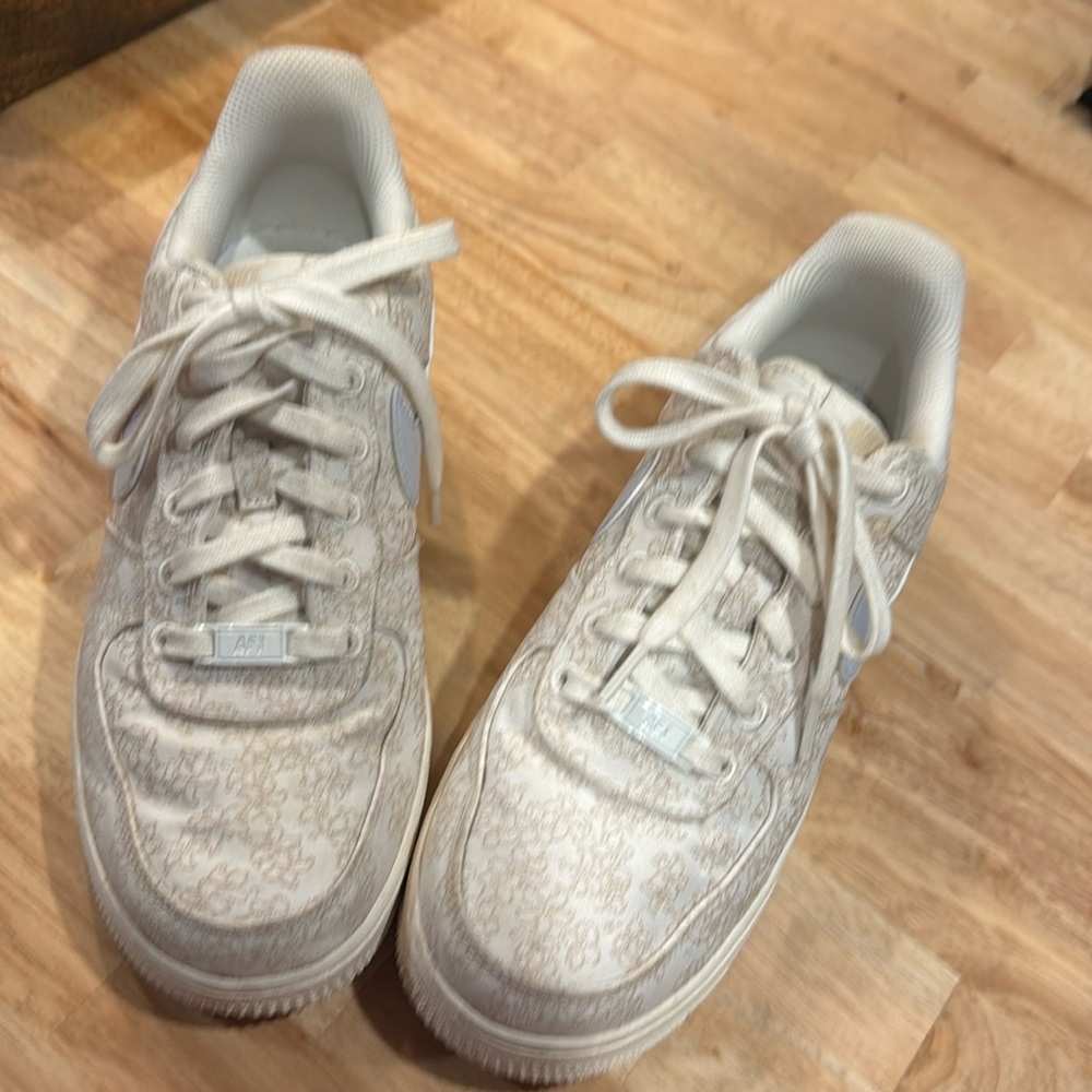 Nike AF1 sneakers with embroidered flowers, size 8